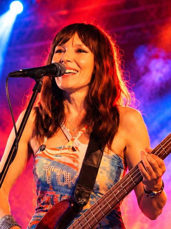 Andrea, Vocals und Bass bei COCO-BAND