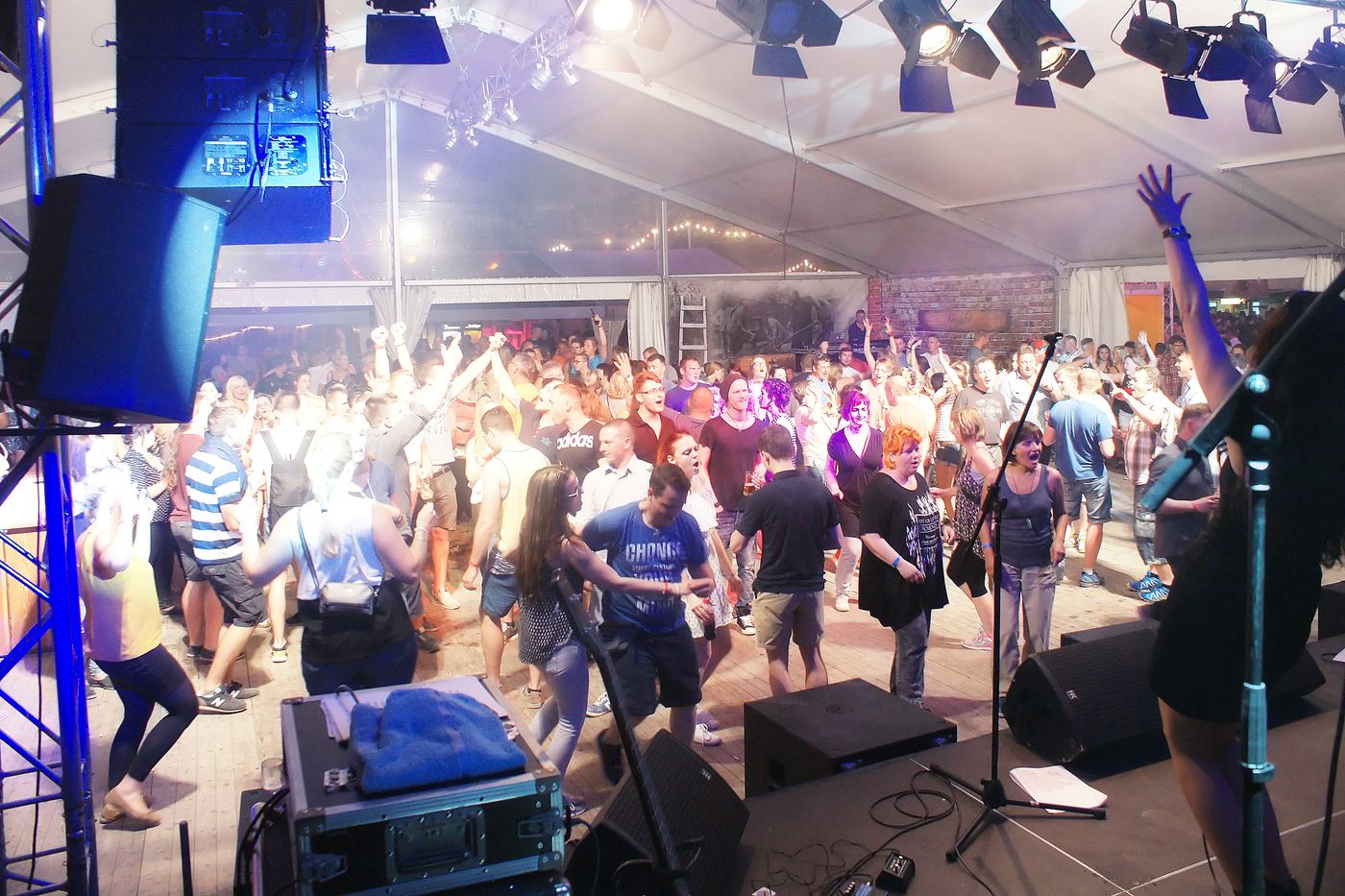 Volles Festzelt in Naumburg
